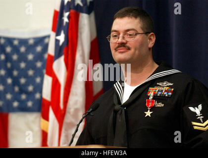 040223-N-5576W-003 base navale de la région des Grands Lacs, en Illinois (fév. 23, 2004) Ð Hospital Corpsman 2e classe Alan Dementer de Gladstone, Mich., adresse à un public d'amis, famille et collègues de travail, à la suite de l'attribution de l'Étoile de bronze lors d'une cérémonie tenue à bord du Corps Naval Hospital School. Dementer, maintenant sur le personnel avec la commande de formation, a reçu le prix des actions a démontré le 26 mars 2003, lorsque le maître de Dementer sous le feu dans un Nasariyah, Iraq, tout affecté à deuxième bataillon, 8ème Marines, Task Force Tarawa, Marine Expeditionary Force. Sous le feu et blessé par shrap Banque D'Images