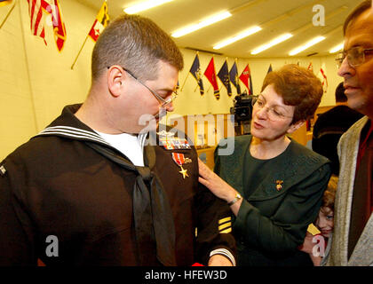 040223-N-5576W-006 base navale de la région des Grands Lacs, en Illinois (fév. 23, 2004) Ð les parents de l'hôpital Corpsman 2e classe Joseph Dementer, admirer l'Étoile de bronze leur fils a reçu de courage sous le feu lors d'une cérémonie tenue à bord Ecole de l'hôpital naval, Grands Lacs, Ill. Dementer a reçu le prix de l'Étoile de bronze pour des actions le 26 mars 2003, date à laquelle il a été critiqué dans un Nasariyah, tandis que l'Iraq attribué à deuxième bataillon, 8ème Marines, Task Force Tarawa, Marine Expeditionary Force. Sous le feu et blessé par des éclats, Dementer passe sur un mur pour atteindre six Marines blessés et a immédiatement commencé à renderin Banque D'Images