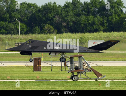 030717-N-9693M-001 Vandalia, Ohio (Jul. 17, 2003) - Un Wright Flyer 'B' taxis passé une réplique United States Air Force F-117A 'Stealth' de chasse au cours de l'air américaine et salon à l'Aéroport International de Dayton. Le spectacle aérien annuel a participé à une célébration de 100 ans de vol. U.S. Navy photo by Photographer's Mate 2e classe Damon J. Moritz. (Libéré) US Navy 030717-N-9693M-001 UN Wright Flyer B taxis passé une réplique United States Air Force F-117A Stealth Fighter au cours de l'air américaine et Salon commercial Banque D'Images