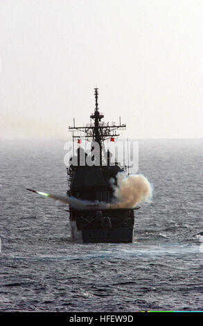 040229-N-0120R-001 À BORD DU USS Kitty Hawk (CV 63) EN MER (fév. 29, 2004) -- USS Chancellorsville (CG 62) lance un drone BQM-74E à l'appui d'un missile de l'OTAN des essais de tir de l'USS Kitty Hawk (CV 63). Plus tard, Kitty Hawk a tiré deux moineaux de la mer de l'OTAN à rechercher et à intercepter le bourdon. En ce moment en cours dans la 7e flotte zone de responsabilité (AOR), Kitty Hawk est le seul à l'avant en permanence d'un porte-avions déployés, d'exploitation de Yokosuka, Japon. U.S. Navy photo by Photographer's Mate 2e classe William H. Ramsey US Navy 040229-N-0120R-001 le croiseur lance-missiles USS Chan Banque D'Images