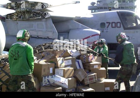 030301-N-5796A-019 le golfe Arabique (Mar. 01, 2003) -- Les marins affectés au service de l'approvisionnement à bord du USS ABRAHAM LINCOLN (CVN 72), aident à préparer une lettre du courrier et des colis pour expédition aux amis et à la famille aux États-Unis. Lincoln et Carrier Air Wing quatorze (CVW-14) sont en train de mener des opérations à l'appui de l'opération Southern Watch. U.S. Navy photo by Photographer's Mate Airman Apprenti Tiffany A. Aiken. (Libéré) US Navy 030301-N-5796A-019 La manutention du courrier en mer Banque D'Images