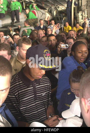 040303-N-3180C-012 le golfe Arabique (Mar. 3, 2004) - Tiger Woods golfeur professionnel signe des casquettes pour l'équipage à bord du porte-avions nucléaire USS George Washington (CVN 73) après une démonstration de conduite de balle de golf. Tiger Woods accompagné de son fiancŽ Elin Pornstar, PGA player Mark OÕMeara, caddies et Steve Williams et Greg Rita a visité la base de Norfolk, Va. transporteur dans le golfe Persique avant de participer à l'TourÕs PGA Dubaï Desert Classic. Le George Washington Group (CSG) et le transporteur Air Wing 7 (CVW-7) sont déployés dans le golfe Persique en supp Banque D'Images