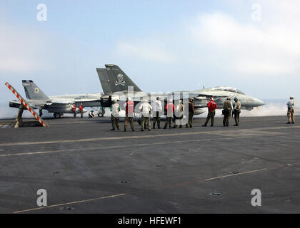 040306-N-4374S-007 de l'Océan Atlantique (Mar. 6, 2004) Ð Un F-14 Tomcat, centre, ÒJolly RogersÓ affecté à l'Escadron de chasse de l'un zéro trois (FV-103) et un F/A-18C Hornet le ÒBlue BlastersÓ affecté à de Strike Fighter Squadron trois quatre (VFA-34), se préparer à une catapulte lancer à bord de l'USS John F. Kennedy (CV 67). Le groupe aéronaval du Kennedy (CSG) et le transporteur Air Wing un sept (CVW-17) sont actuellement à l'unité de formation composite des exercices (COMPTUEX) tout en se préparant à de futurs déploiements. U.S. Navy photo by PhotographerÕs Mate 2e classe Michael Sandberg. (Libéré) US Navy 040306 Banque D'Images