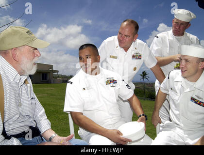 040310-N-7293M-051 Nimitz Hill, Guam (Mar. 10, 2004) - Cecil Walker, un ancien soldat de première classe dans la 5e Division de marines, 3e Bataillon, des entretiens avec des marins à l'arrière du pavillon d'accueil Cercle Adm. Arthur J. Johnson, commandant des Forces navales des États-Unis, Marianas. La FPC. Walker, un vétéran du débarquement sur Iwo Jima, a assisté à une réception tenue par Adm arrière. Johnson pour les anciens combattants de retour quand ils s'arrêtèrent sur Guam sur leur façon d'Iwo Jima pour marquer le 60e anniversaire de la bataille. U.S. Navy photo by Photographer's Mate 2e classe Nathanael T. Miller. (Libéré) US Navy 040310-N-7293M-051 Cecil Walker, un ancien Banque D'Images