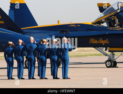 040320-N-6060O-361 de la base aéronavale de Lemoore, Californie (Mar. 20, 2004) Ð Pendant Naval Air Station LemooreÕs air show annuel, les pilotes affectés à l'équipe de démonstration de vol américain NavyÕs ÒBlue, l'Angels,Ó donner un dernier salut se terminant leur spectacle. Le ÒBlue AngelsÓ mis sur un spectacle qui est un mélange de vol en formation et les routines solo en utilisant les F/A-18 Hornet grève des avions de chasse. Cette yearÕs air show a été nommé, ÒA Saluer le héros américain.Ó U.S. Navy photo by PhotographerÕs Mate 3 Classe Julian T. Olivari. (Libéré) US Navy 040320-N-6060O-361 au cours de la base aéronavale de Lemoore  % %5Ersquo,s'ia annuel Banque D'Images