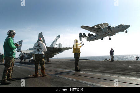 040325-N-6213R-181 de l'océan Pacifique (Mar. 25, 2004) - le personnel du poste de pilotage regarder-le comme un E-2C Hawkeye le ÒBlack EaglesÓ affecté à la Force aéroportée de détection lointaine de l'opérateur de l'un de l'Escadron VAW-113 (un trois) est lancé à partir de l'envol du USS JOHN C. STENNIS (CVN 74). Stennis et entrepris sa Carrier Air Wing quatorze (CVW-14) ont entrepris de qualifications de l'opérateur (CQ) en préparation à l'exercice d'une force opérationnelle (JTFEX). U.S. Navy photo by Photographer's Mate 3 classe Mark J. Rebilas. (Libéré) US Navy 040325-N-6213R-181 d'envol-look personnel sur comme un E-2C Hawkeye affecté à la BLA Banque D'Images