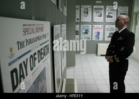 040325-N-5821W-002 Serradifalco, Sicile (Mar. 25, 2004) - Le lieutenant J.G. Chris Newell donne sur des copies de la première page des journaux avec les événements survenus le 11 septembre 2001, dans une école située à Serradifalco, Sicile. La ville de Serradifalco invite les membres de la base aéronavale de Sigonella (NAS) au dévoilement d'un monument commémorant les événements du 11 septembre 2001, et ceux de 12 novembre 2003, lorsque 12 les Carabinieri italiens, cinq Armée Italienne et deux civils ont été tués dans l'Italien Nassiriyah, Irak. Les marins ont pris part à une cérémonie au monument le long avec memb Banque D'Images