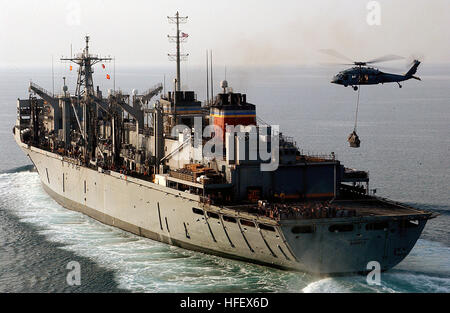 040331-N-1045B-008 le golfe Arabique (Mar. 31, 2004) Ð UN MH-60S Knighthawk affecté à l'hélicoptère des Chargers de 6 e Escadron de soutien au combat (SC-6), le détachement 4, effectue un ravitaillement en mer verticale avec la commande de transport maritime militaire (MSC) navire de soutien de combat rapide USNS Supply (T-AOE 6) et l'USS George Washington (CVN 73). Le Norfolk, Va., porte-avions nucléaire est sur une base planifiée le déploiement dans le cadre de l'opération Iraqi Freedom (OIF). U.S. Navy photo by PhotographerÕs Mate Airman Michael D. Blackwell II. (Libéré) US Navy 040331-N-1045B-008 UN MH-60S Knighthawk cond Banque D'Images