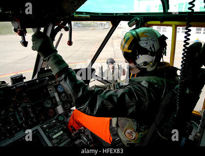 040408-N-8921O-020 Naval Air Station Whidbey Island, Washington (avr. 08, 2004) - Le Lieutenant William Eastman, de Baltimore, Md., effectue une vérification de la radio pré-vol de l'Aviation avec technicien électronique 3ème classe Ryder Buttrey, de San Diego, Californie (arrière-plan). Le lieutenant Eastman pilotes de recherche et de sauvetage (PNRS) UH-3H hélicoptères Sea King basé au Naval Air Station Whidbey Island, Washington U.S. Navy photo by Photographer's Mate Airman Chris Otsen. (Libéré) US Navy 040408-N-8921O-020 Le Lieutenant William Eastman, de Baltimore, Md., effectue une vérification de la radio pré-vol de l'Aviation avec technicien électronique 3ème classe, de Ryder Buttrey Banque D'Images