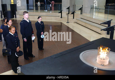 040407-N-2959G-044 United States Holocaust Memorial Museum, Washington, D.C. (avr. 7, 2004) - Après une visite auto-guidée de l'exposition du musée, de gauche à droite, 3ème classe Personnelman Christina De la Cruz, Cryptologic marin technique Technicien Stacey Martin, Technicien en électronique de l'Aviation 1re classe David Baird, Technicien en électronique de l'Aviation et Angela 3e classe Fitchard, prenez un instant pour réfléchir à la flamme éternelle dans la salle du Souvenir. Tous les marins sont affectés à la porte-avions à propulsion nucléaire USS Ronald Reagan (CVN 76) et ont été invités au musée par le mécène Mark Talism Banque D'Images