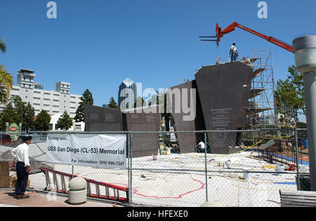 040414-N-4633P-001 San Diego, Californie (avr. 14, 2004) - Le mémorial de l'USS San Diego (CL-53) est presque terminé sur le front de mer de San Diego. Le contemporain de sculpture qui rendra hommage à la Seconde Guerre mondiale croiseur léger et son équipage. San Diego amassé 18 étoiles de bataille et cuit à plus de 300 000 kilomètres sans aucune perte de vie au cours de la bataille pour le Pacifique. U.S. Navy photo by Geoffrey Patrick. (Libéré) US Navy 040414-N-4633P-001 pour le mémorial USS San Diego (CL 53) est presque terminé sur le front de mer de San Diego Banque D'Images