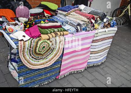 De patchwork tissé à la main sur une table. Banque D'Images