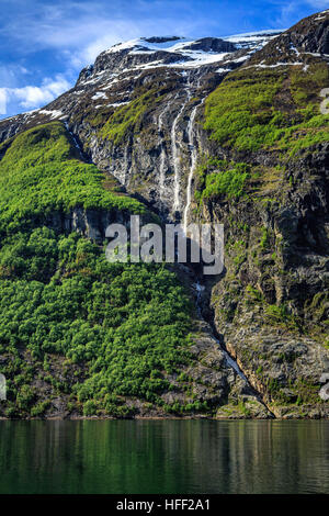 Vue sur le fjord de Geiranger Geirangerfjorden (au printemps). Banque D'Images