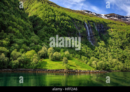 Vue sur le fjord de Geiranger Geirangerfjorden (au printemps). Banque D'Images