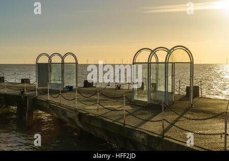 Une canne à pêche et attaquer sur Clacton Pier, Gunfleet Sands éoliennes dans l'arrière-plan. Clacton On Sea Essex en Angleterre Banque D'Images