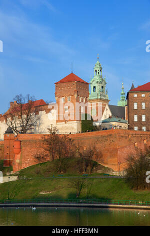 Vistule et la colline de Wawel Krakow Pologne Banque D'Images