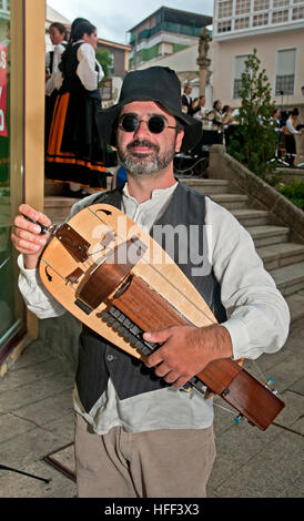 Avec le chanteur aveugle traditionnels Zanfoña, les Festivités de la Vierge de Montserrat, Monforte de Lemos, Lugo province, région de la Galice, Espagne, Europe Banque D'Images