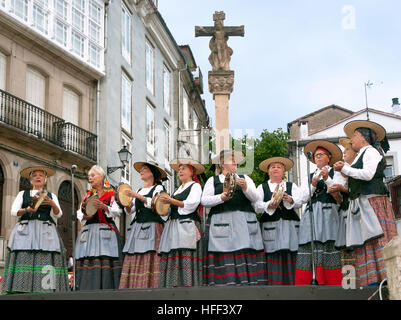 Musiciens traditionnels avec des tambourins, des festivités de la Vierge de Montserrat, Monforte de Lemos, Lugo province, région de la Galice, Espagne, Europe Banque D'Images