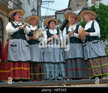 Musiciens traditionnels avec des tambourins, des festivités de la Vierge de Montserrat, Monforte de Lemos, Lugo province, région de la Galice, Espagne, Europe Banque D'Images