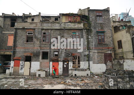 Destruction de Shanghai Longtangs. - 30/05/2016 - Chine / Shanghai - Propriétaire et sa chambre. Destruction de Shanghai Longtangs. Au début des années 80, la majorité de la population vivait dans Longtangs, que de dire de petits villages dans les villes. Utres destruction suit la courbe de croissance, hectares de terres ainsi attendre le promoteur qui décide de construire un centre commercial ou une barre d'immeubles. Certains propriétaires sont résister et continuer à vivre dans leur maison. L'eau et l'électricité sont alors coupées. L'autr reçoit une rémunération et sont envoyés vers les banlieues. Tout est recyclé et utilisé afin de Banque D'Images