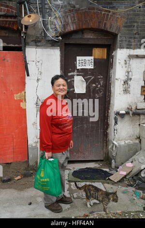 Destruction de Shanghai Longtangs. - 30/05/2016 - Chine / Shanghai - Propriétaire. Destruction de Shanghai Longtangs. Au début des années 80, la majorité de la population vivait dans Longtangs, que de dire de petits villages dans les villes. Utres destruction suit la courbe de croissance, hectares de terres ainsi attendre le promoteur qui décide de construire un centre commercial ou une barre d'immeubles. Certains propriétaires sont résister et continuer à vivre dans leur maison. L'eau et l'électricité sont alors coupées. L'autr reçoit une rémunération et sont envoyés vers les banlieues. Tout est recyclé et utilisé afin de construire la prochaine Banque D'Images