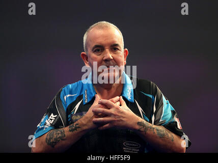 Phil Taylor réagir pendant douze jours de la William Hill World Darts Championship à Alexandra Palace, Londres. Banque D'Images