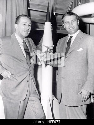WALT DISNEY ET DR. WERNER VON BRAUN, 1954 Walt Disney et le Dr Wernher von Braun 000060 Banque D'Images