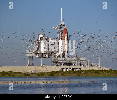 La navette spatiale Atlantis est transportée jusqu'à l'aire de lancement de la mission STS-27, marquant une étape cruciale dans l'histoire du programme de navettes et soulignant la préparation méticuleuse impliquée dans les lancements de navettes. Banque D'Images