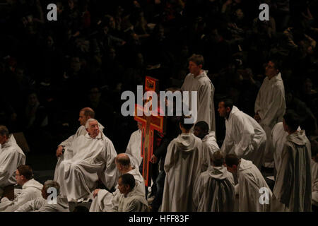 La Lettonie. Dec 29, 2016. La croix de Taizé se fait descendre de l'autel pour être placé sur le sol pour une prière autour de la croix. 2016 Le Pèlerinage de confiance sur la terre de la communauté de Taizé à Riga a continué sur sa première journée complète avec déjeuner et prière du soir et des ateliers. © Michael Debets/Pacific Press/Alamy Live News Banque D'Images