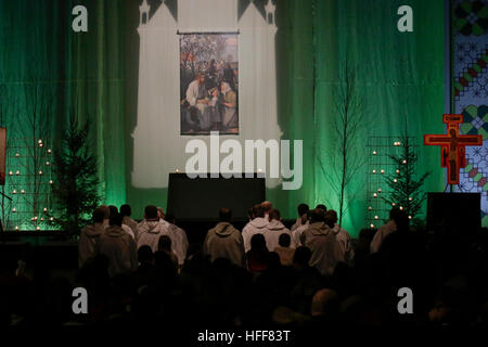 La Lettonie. Dec 29, 2016. Les frères de Taizé s'asseoir en face de l'autel parmi les jeunes pèlerins. 2016 Le Pèlerinage de confiance sur la terre de la communauté de Taizé à Riga a continué sur sa première journée complète avec déjeuner et prière du soir et des ateliers. © Michael Debets/Pacific Press/Alamy Live News Banque D'Images