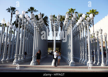 Sculpture de Lumière urbaine par Chris Burden au Los Angeles County Museum modern art LACMA Banque D'Images