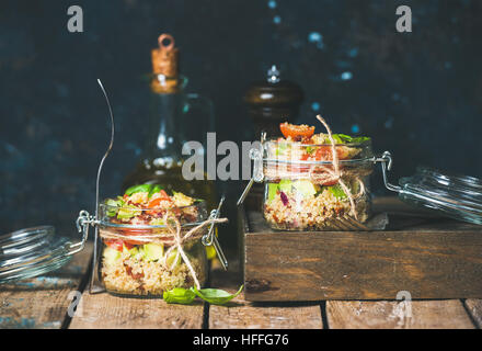 Des cerises Salade de quinoa et tomates séchées, basilic, avocat Banque D'Images