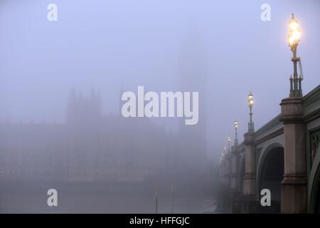 Le brouillard enveloppe la chambres du Parlement dans le centre de Londres après avoir averti les prévisionnistes de visibilité aussi bas que 100 mètres avec du brouillard et des températures sous zéro à travers de vastes étendues de l'Angleterre. Banque D'Images