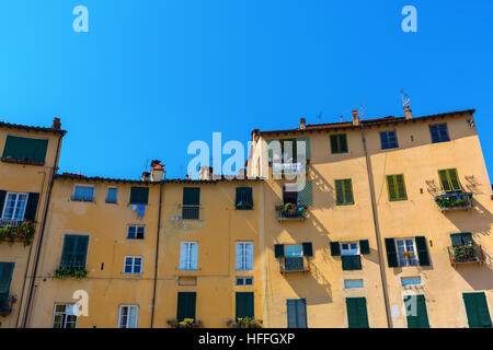 Façades de bâtiments anciens à la Piazza dell'Anfiteatro à Lucca, Italie Banque D'Images