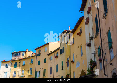 Façades de bâtiments anciens à la Piazza dell'Anfiteatro à Lucca, Italie Banque D'Images