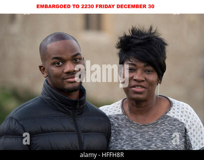 De 2230 sous embargo Vendredi 30 Décembre Jérémie Emmanuel et sa mère, Esther Daniel, à la Tour de Londres, alors qu'il s'est vu attribuer un BEM pour les services aux jeunes et de la communauté à Londres au cours de la nouvelle année Honours list. Banque D'Images