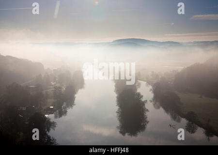 L'Allemagne, la Ruhr, vue depuis le Berger monument sur la colline de Hohenstein à Witten dans la rivière Ruhr, le brouillard. Banque D'Images