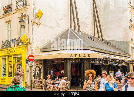 Scène de rue corner rue Grégoire de Tours - rue de Buci Banque D'Images