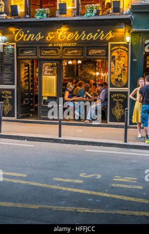 Scène de rue à l'avant du restaurant, bistrot, vins & terroirs Banque D'Images