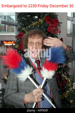 De 2230 sous embargo Vendredi 30 Décembre Ken Dodd à Liverpool après qu'il a été anobli pour services de divertissement et de charité dans la nouvelle année Honours list. Banque D'Images