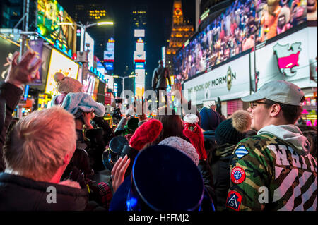 NEW YORK CITY - 23 décembre 2016 : le trafic et foule remplir Times Square que la ville se prépare pour le Nouvel An. Banque D'Images