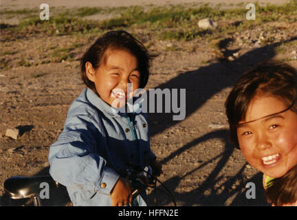 Août 1994, deux jeunes filles inuits avec des vélos à Nain, au Labrador, à Terre-Neuve, Canada. Banque D'Images