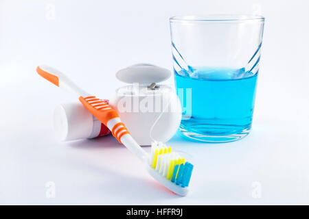 Brosse à dents, dentifrice, soie dentaire et du rince-bouche sur fond blanc Banque D'Images