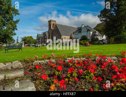 Royaume-uni, Ecosse, Fort William, vue sur le jardin Défilé vers l'Duncansburgh Macintosh église paroissiale. Banque D'Images