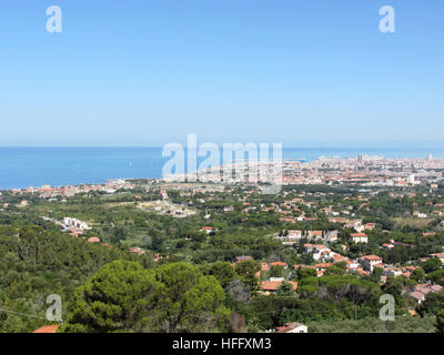 Panorama aériennes spectaculaires de Livourne ville faite de collines voisines de Montenero sur journée ensoleillée, Toscane Italie Banque D'Images