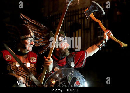 L'événement d'ouverture des célébrations de Hogmanay à Édimbourg commence par la procession annuelle de Torchlight, Alors que des milliers de porteurs de torche dirigés par les Vikings Up Helly AA de Shetland (photo) et les tuyaux et tambours massés défilent dans le centre-ville jusqu'à une finale spectaculaire de feux d'artifice avant les célébrations de Hogmanay pour le nouvel an. Banque D'Images