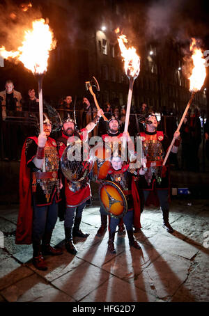 L'événement d'ouverture des célébrations d'Edinburghs Hogmanay commence par la procession annuelle de Torchlight,Alors que des milliers de porteurs de torche dirigés par Shetlands Up Helly AA Vikings (photo) et les tuyaux et tambours massés défilent dans le centre-ville jusqu'à une finale spectaculaire de feux d'artifice avant les célébrations de Hogmanay pour le nouvel an. Banque D'Images