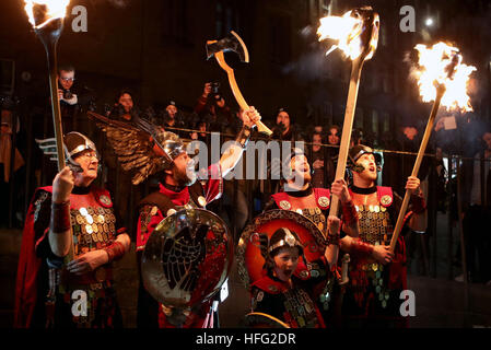 L'événement d'ouverture des célébrations de Hogmanay à Édimbourg commence par la procession annuelle de Torchlight, Alors que des milliers de porteurs de torche dirigés par les Vikings Up Helly AA de Shetland (photo) et les tuyaux et tambours massés défilent dans le centre-ville jusqu'à une finale spectaculaire de feux d'artifice avant les célébrations de Hogmanay pour le nouvel an. Banque D'Images