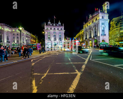 Trafic, Piccadilly Circus, nuit, Londres, Angleterre, Royaume-Uni Banque D'Images