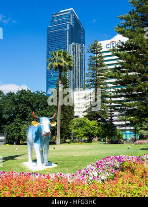 La vie d'une vache CowParade taille sculpture dans Perth 2016, une exposition d'art public de 40 vaches en fibre de verre peint par des artistes locaux. Banque D'Images
